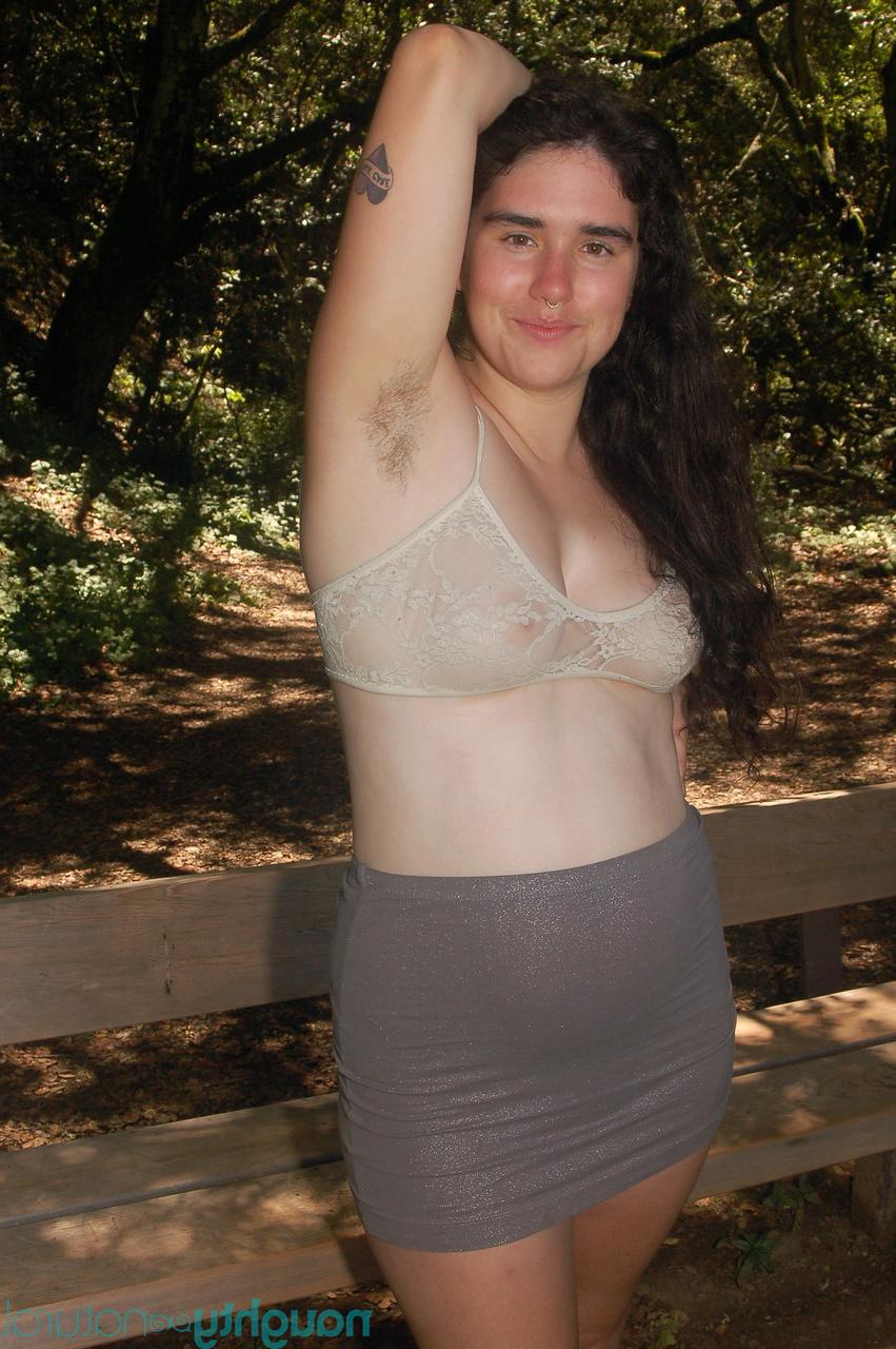 20P La joven amateur geek lucy haze se desnuda en el parque y muestra su cuerpo peludo