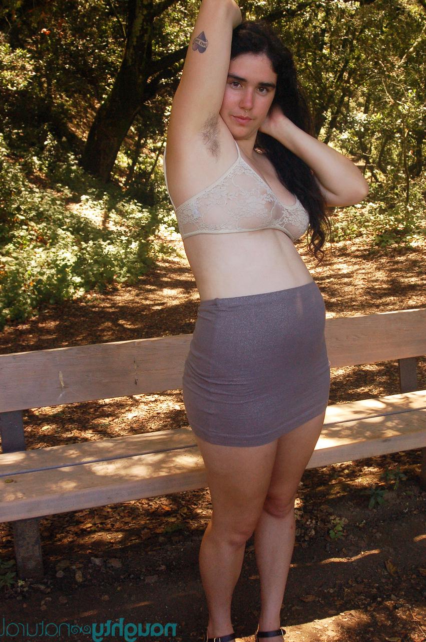 20P La joven amateur geek lucy haze se desnuda en el parque y muestra su cuerpo peludo