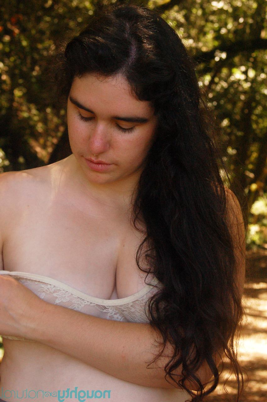 20P La joven amateur geek lucy haze se desnuda en el parque y muestra su cuerpo peludo