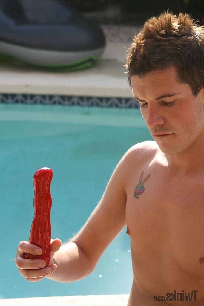 20P Geiler Schnuckel wichst sich, während er sich am Pool mit einem Dildo analysiert