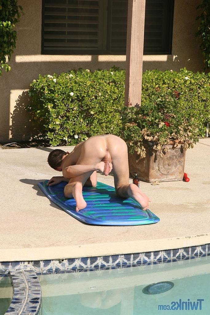 20P Geiler Schnuckel wichst sich, während er sich am Pool mit einem Dildo analysiert