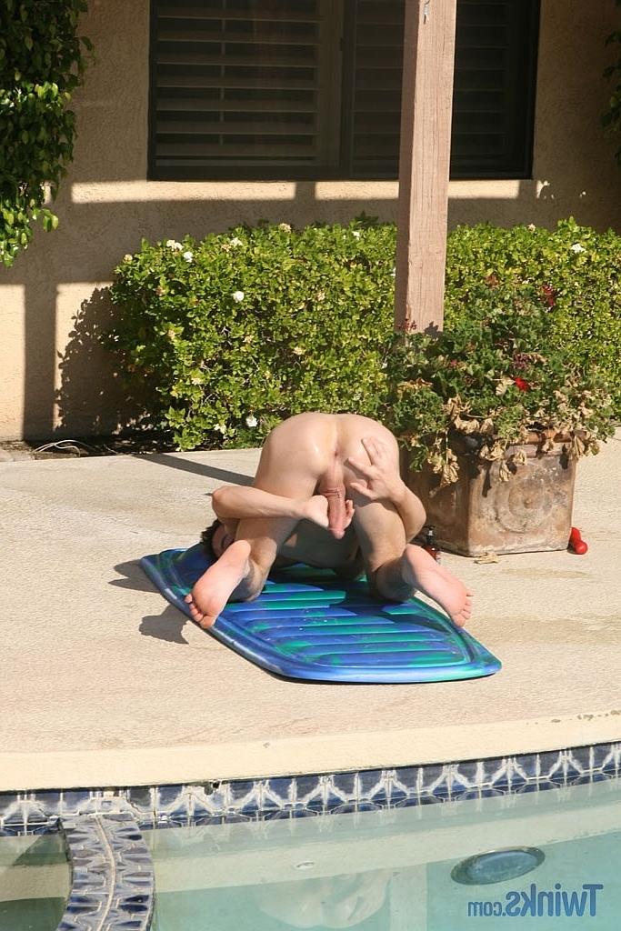 20P Geiler Schnuckel wichst sich, während er sich am Pool mit einem Dildo analysiert