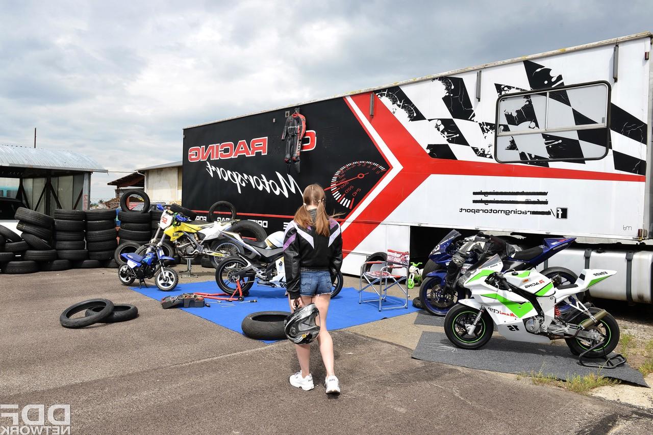 20P Petite adolescente russa com peitos grandes Alice Wayne é fodida por um motociclista musculoso
