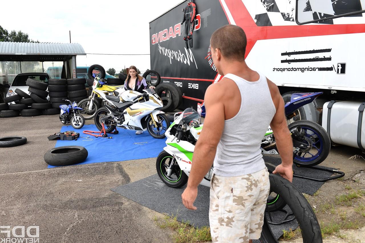 20P Petite adolescente russa com peitos grandes Alice Wayne é fodida por um motociclista musculoso