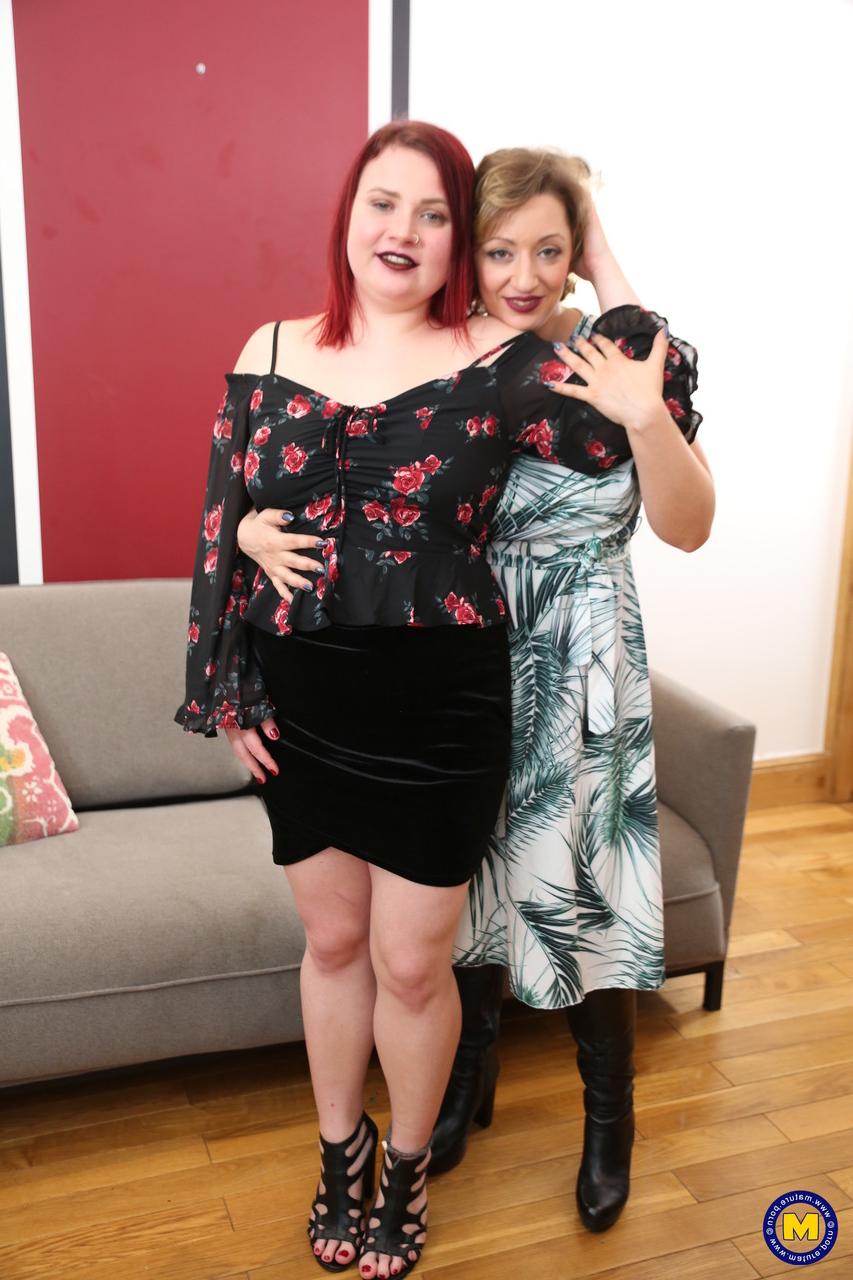 20P MILF blonde maigre partage une bite avec sa fille potelée dans un plan à trois