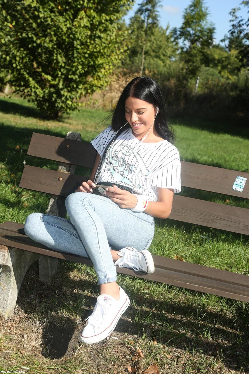 20P La sexy morena Evelyn Dellai disfruta del sexo duro al aire libre con un extraño bien dotado