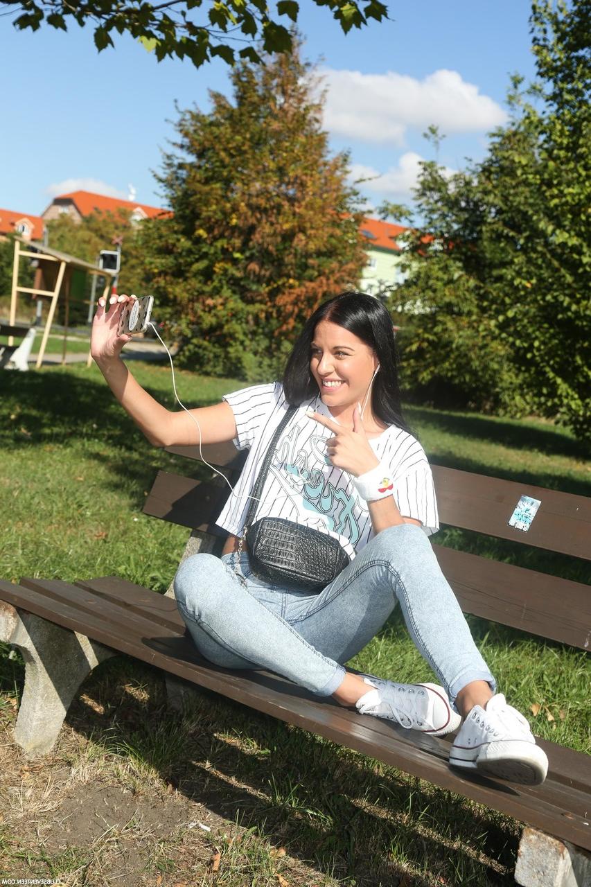 20P La sexy morena Evelyn Dellai disfruta del sexo duro al aire libre con un extraño bien dotado