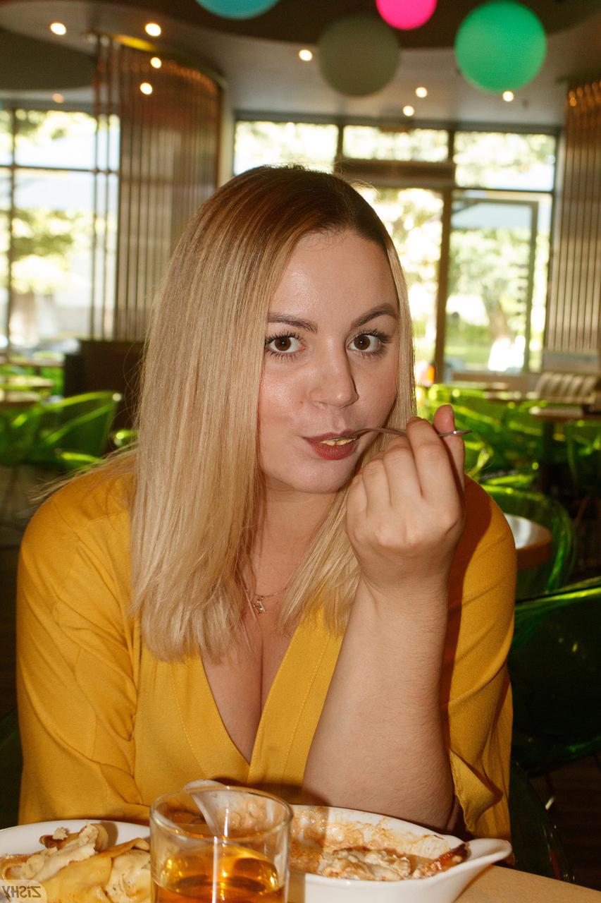 12P Russian babe Ivanna Ershova stripping & unleashing her big boobs in public
