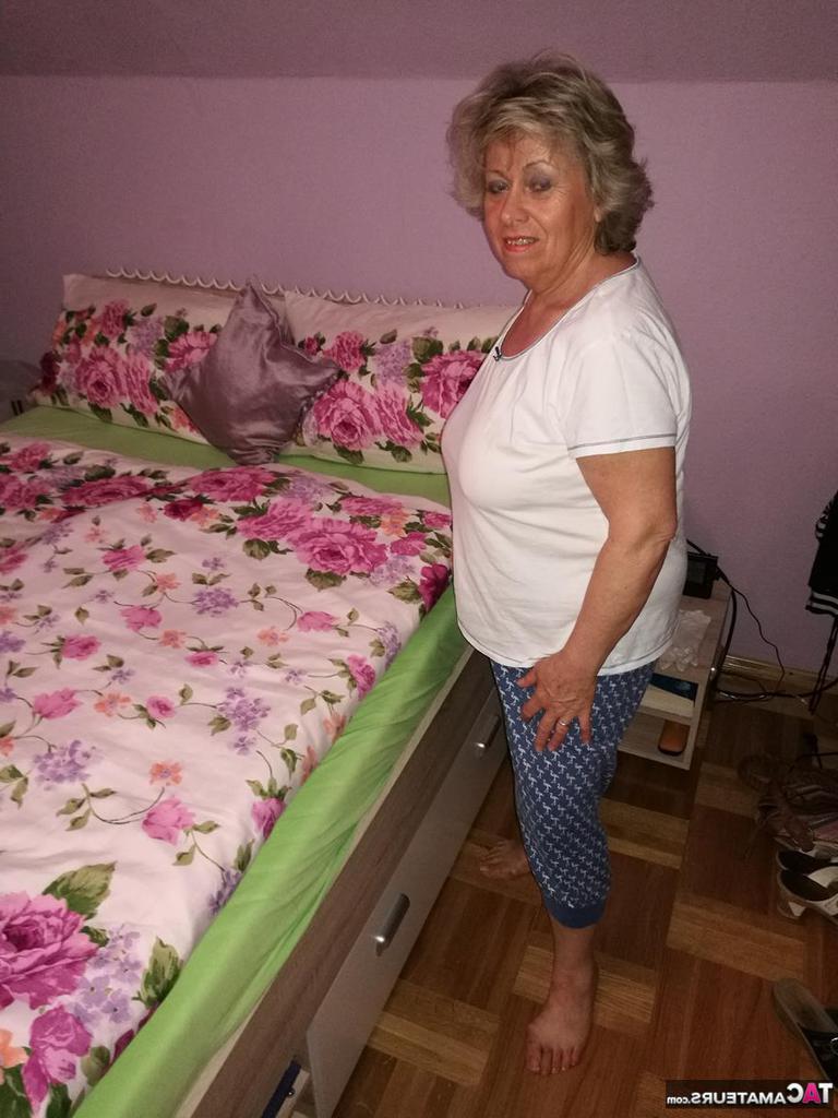 20P Mulher mais velha com tesão lambe o mamilo antes de dildo sua buceta peluda
