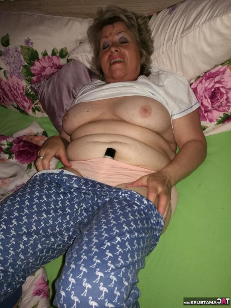 20P Mulher mais velha com tesão lambe o mamilo antes de dildo sua buceta peluda
