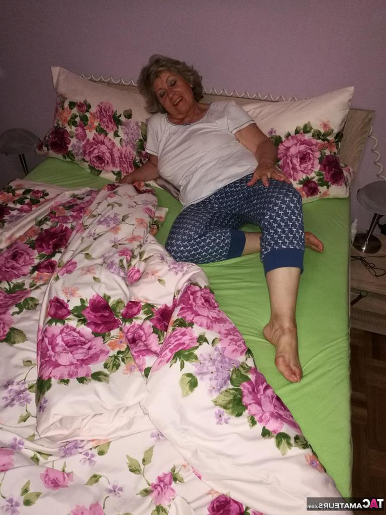 20P Mulher mais velha com tesão lambe o mamilo antes de dildo sua buceta peluda