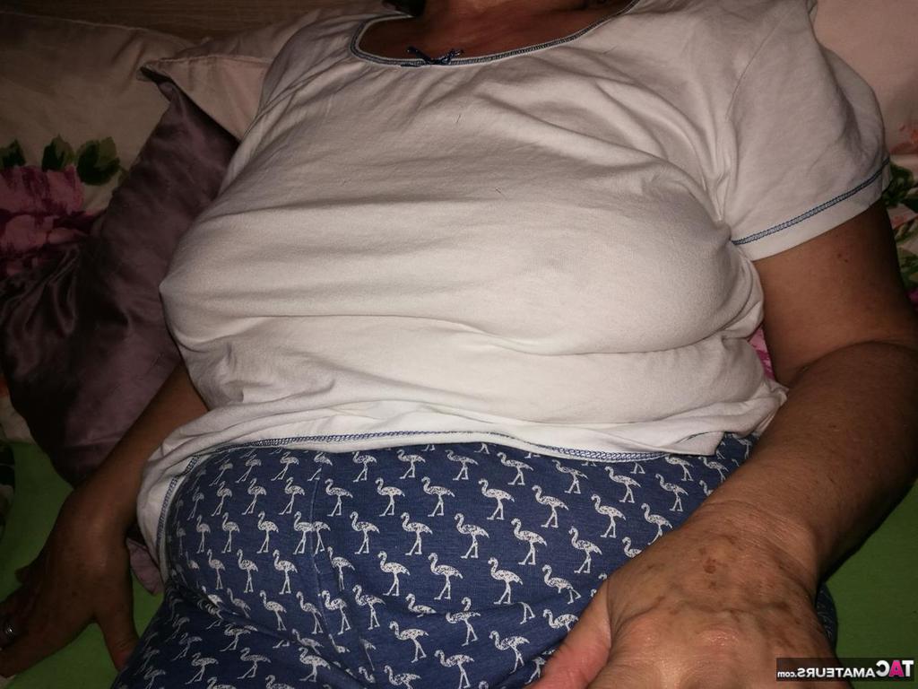 20P Mulher mais velha com tesão lambe o mamilo antes de dildo sua buceta peluda