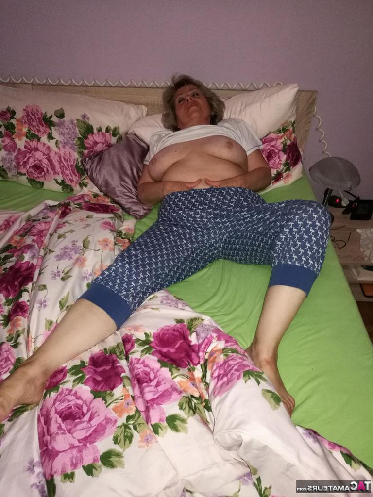 20P Mulher mais velha com tesão lambe o mamilo antes de dildo sua buceta peluda
