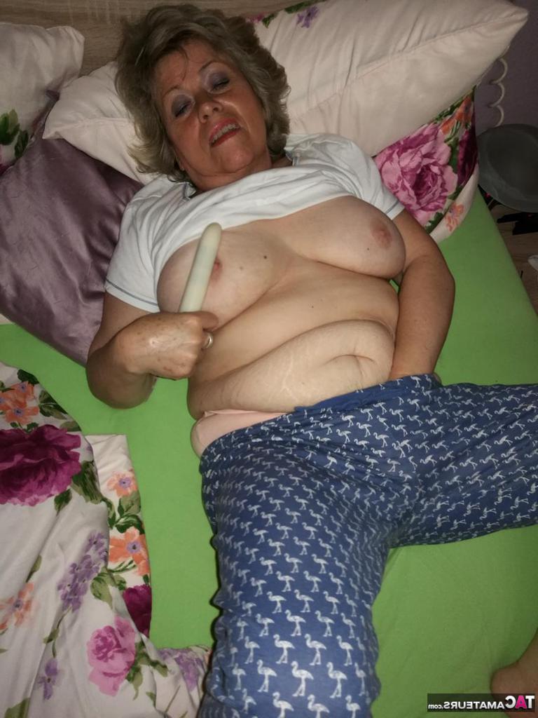 20P Mulher mais velha com tesão lambe o mamilo antes de dildo sua buceta peluda