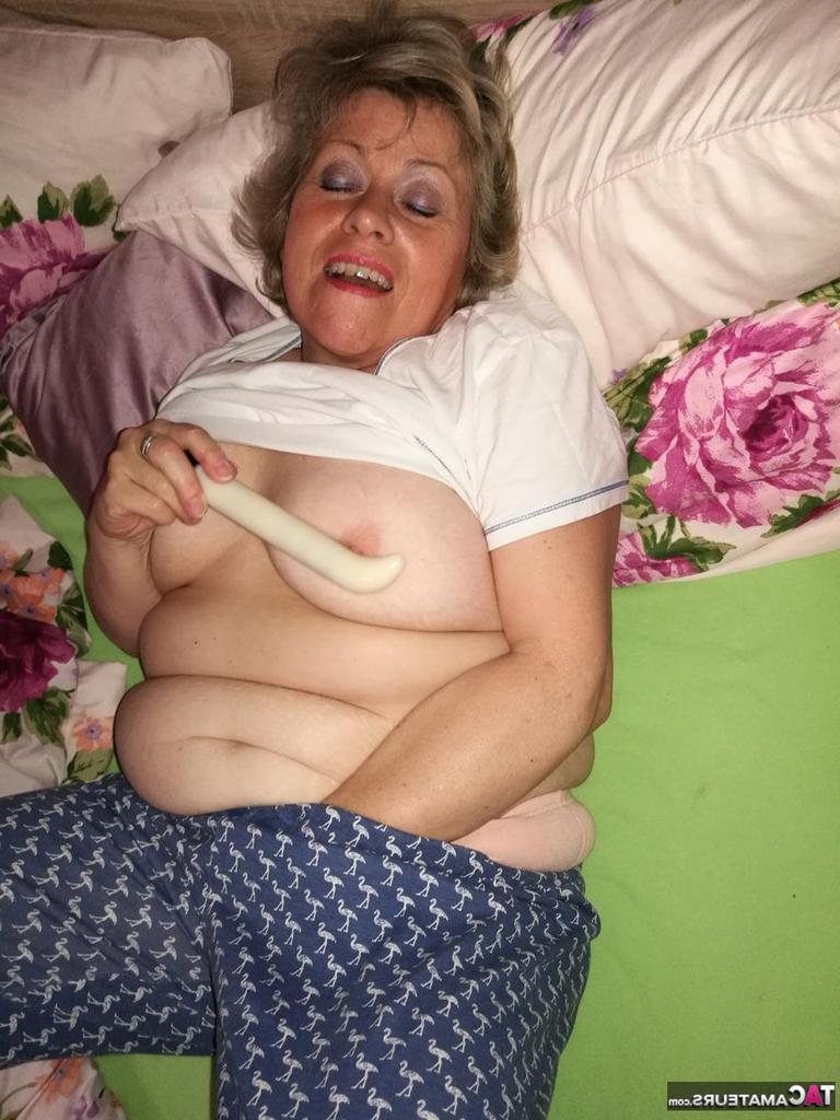 20P Mulher mais velha com tesão lambe o mamilo antes de dildo sua buceta peluda