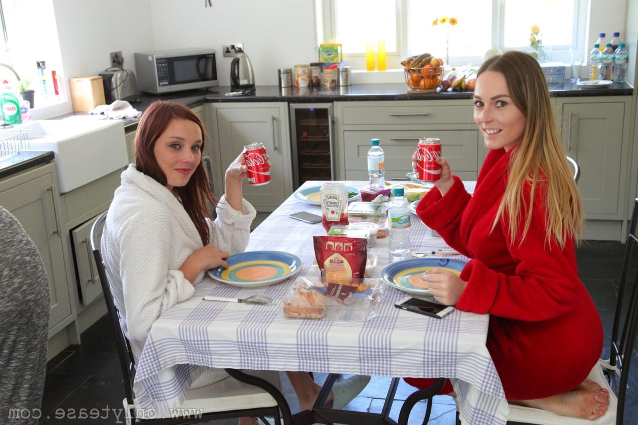 20P Garotas sexy em meias de náilon posando e sorrindo para a câmera em ação BTS