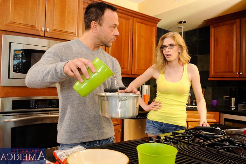 12P La pelirroja amateur Allie James tiene sexo en la encimera de la cocina