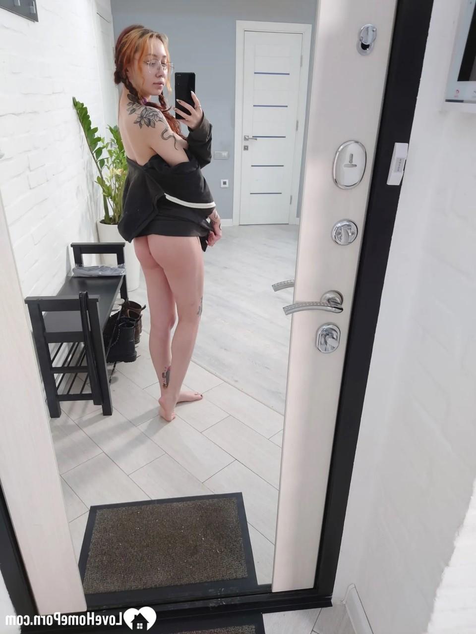 20P Sexy Babe macht Aktfotos und zeigt ihre kleinen Brüste und wunderschönen Tattoos