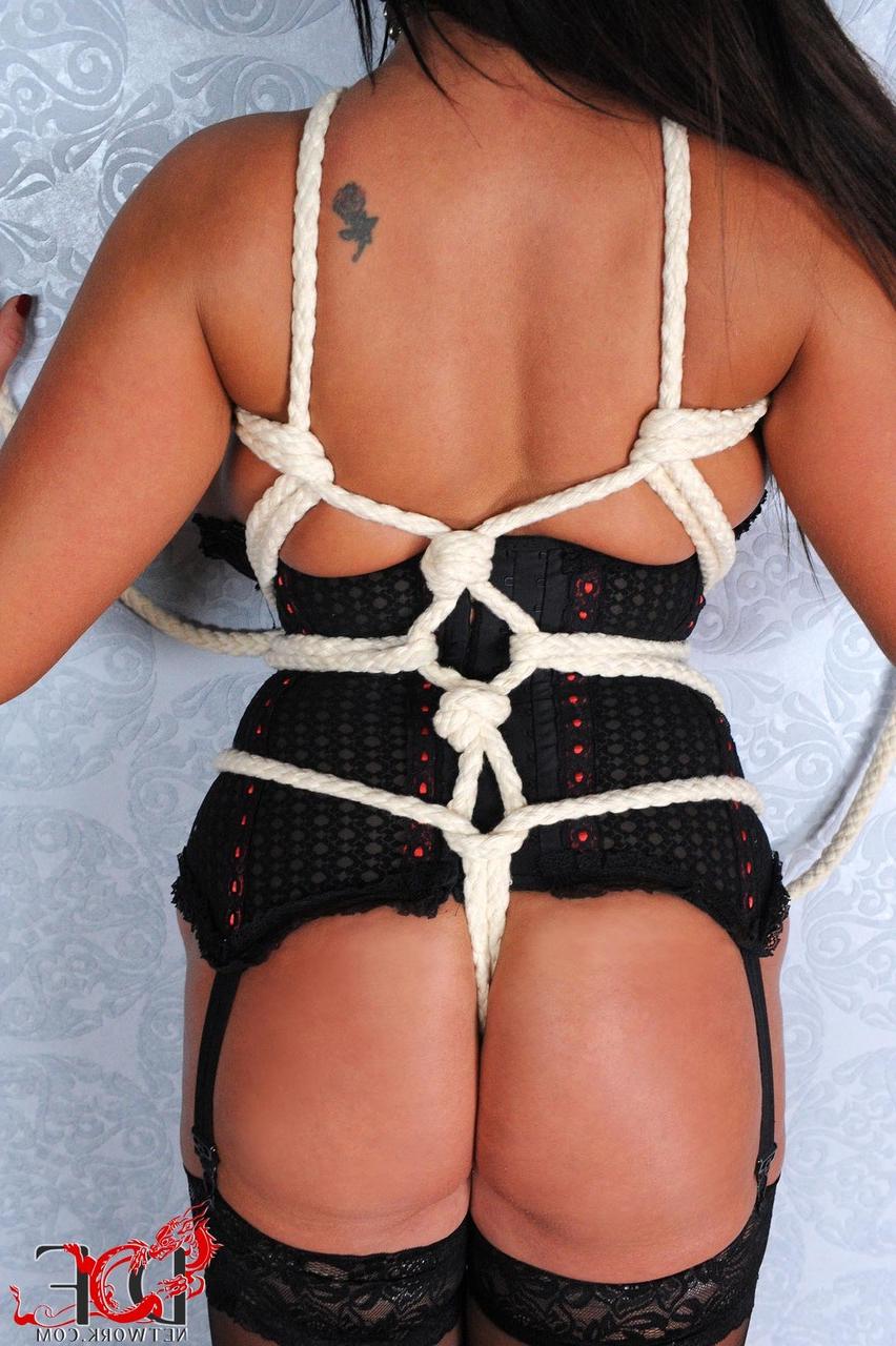 20P Buxom babe Emma Butt flaunts her big tits & her big ass in rope bondage