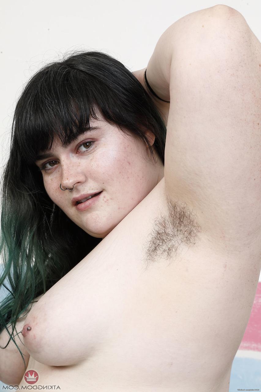 20P Cece Lachey, une amatrice potelée, doigte et joue avec sa chatte super poilue.
