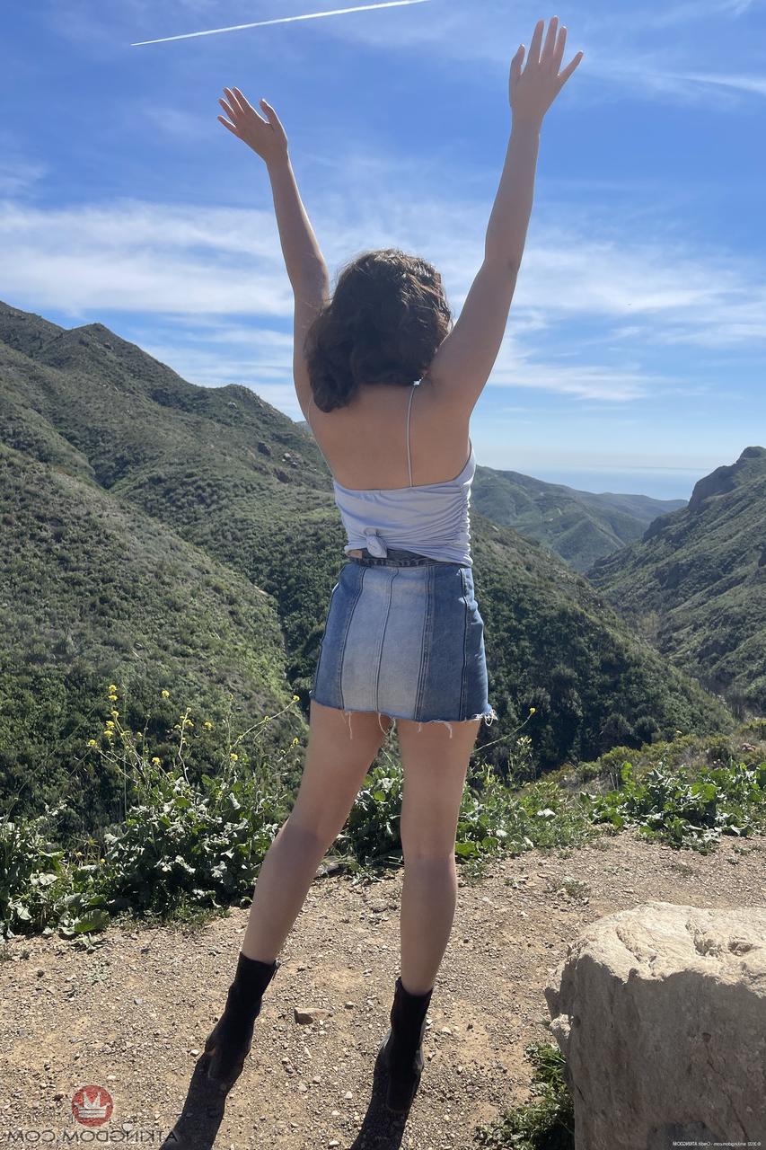 20P A morena sexy Leana Lovings espalha sua convidativa buceta raspada de perto