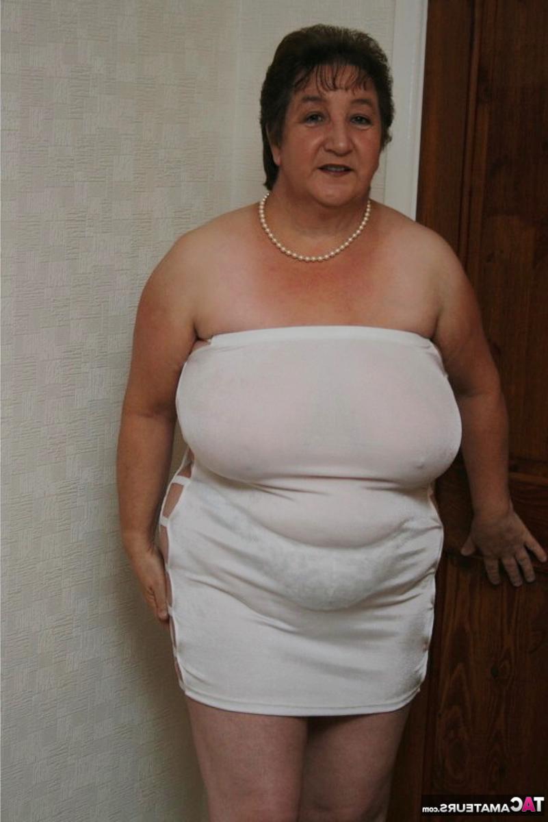 16P La británica con sobrepeso Kinky Carol muestra sus enormes tetas y su vagina también