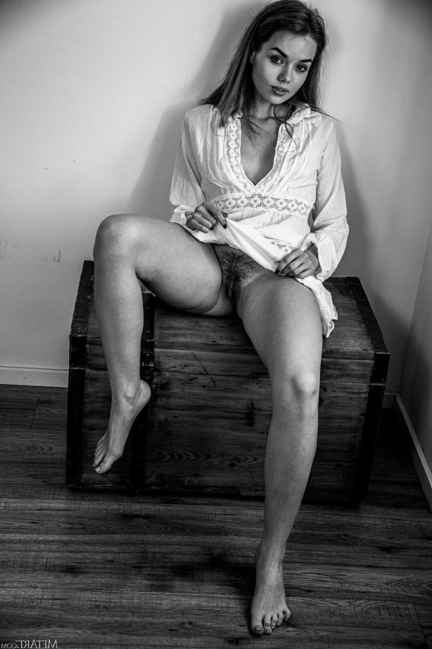 20P Das schöne Babe Keira Blue zeigt ihre buschige Möse und ihren süßen Hintern in einem Solo