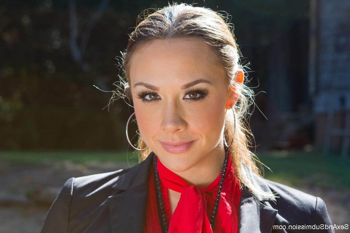 20P As empresárias Beretta James e Chanel Preston seduzem um garanhão com suas bucetas