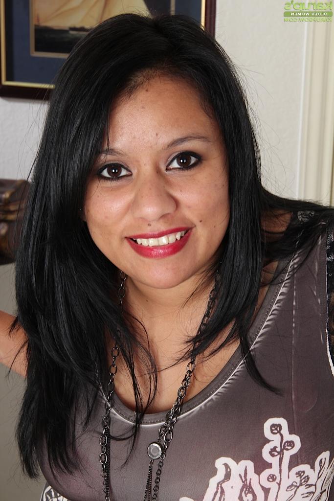 16P Destacada estrella porno lucey perez mostrando formas gordas y masturbándose