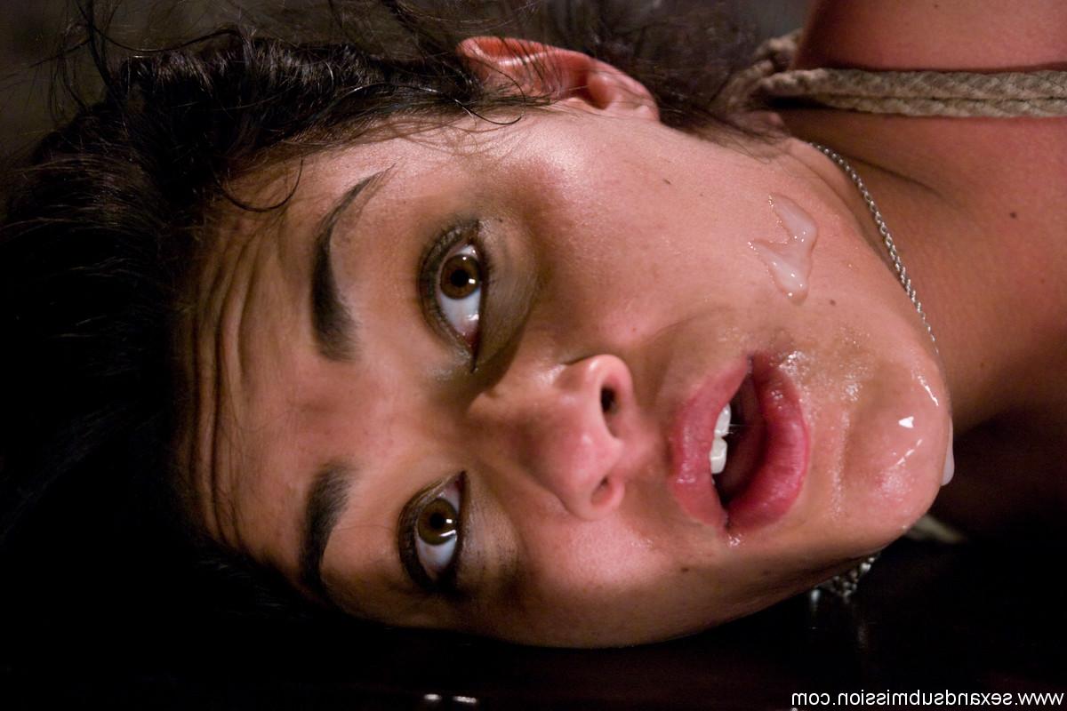 20P A gata submissa e excitada Charley Chase é amarrada e fodida em uma mesa