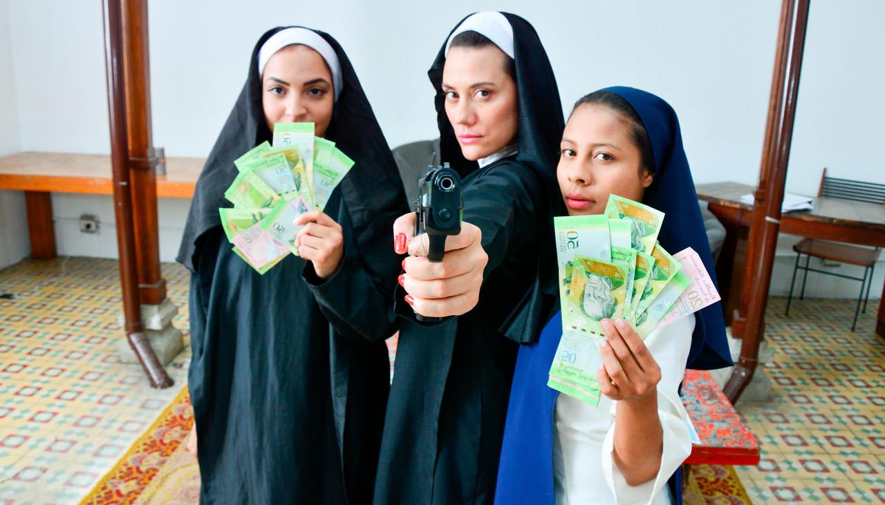 15P Freiras latinas excitadas com armas transam com o chefe do cartel por dinheiro para administrar sua igreja