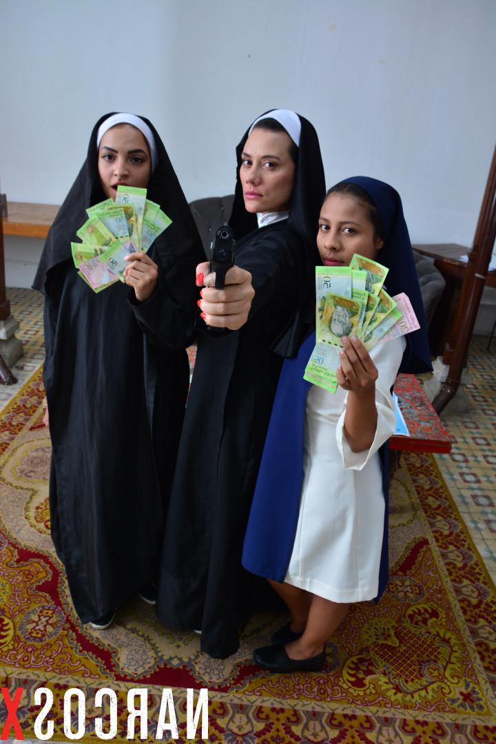 15P Freiras latinas excitadas com armas transam com o chefe do cartel por dinheiro para administrar sua igreja