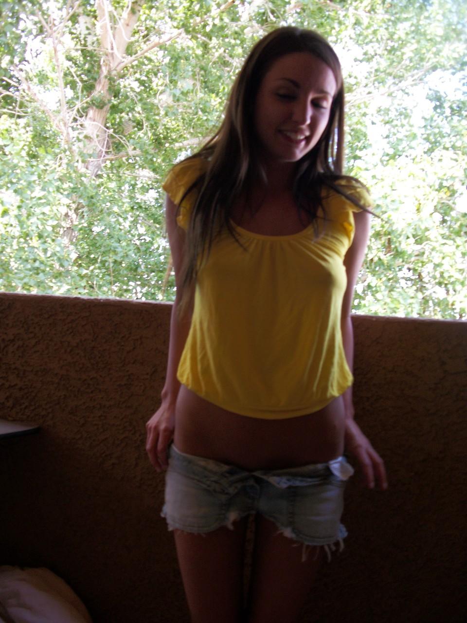 20P Linda adolescente morena muestra sus hermosas tetas y su botín perfecto