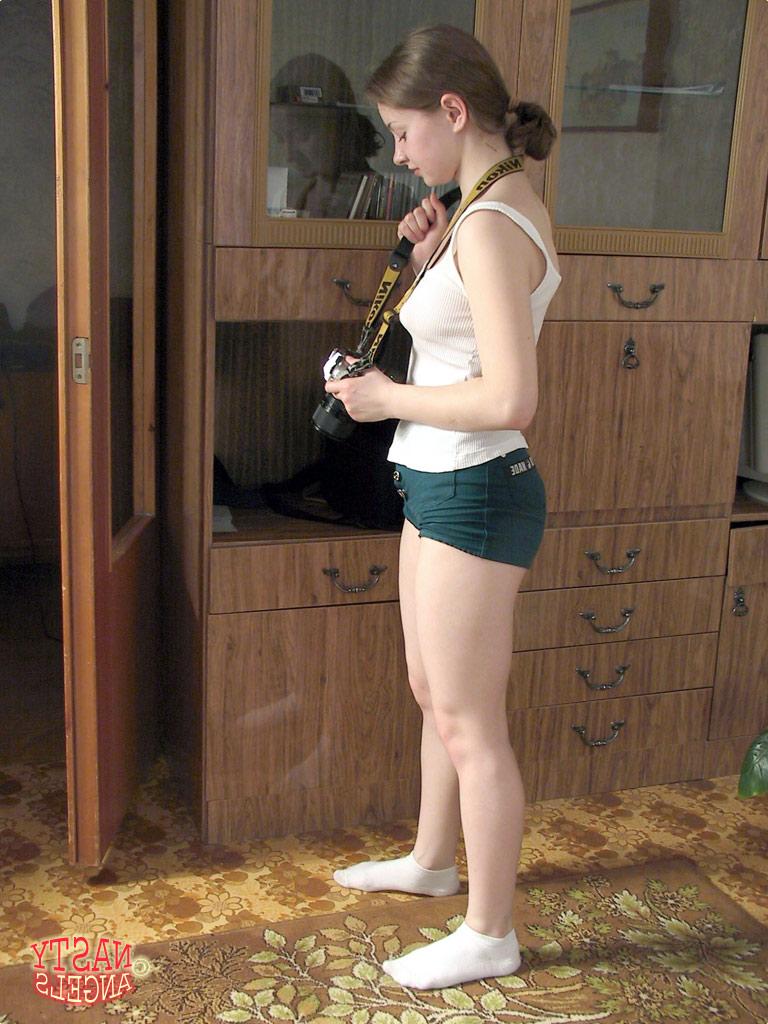 20P Geile Amateur-Teenager ziehen sich aus und fotografieren sich gegenseitig im Wohnzimmer
