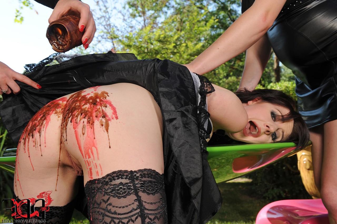 20P Das sexy Dienstmädchen Samantha Bentley wird im Freien von zwei grausamen Damen heiß gewichst und bespielt