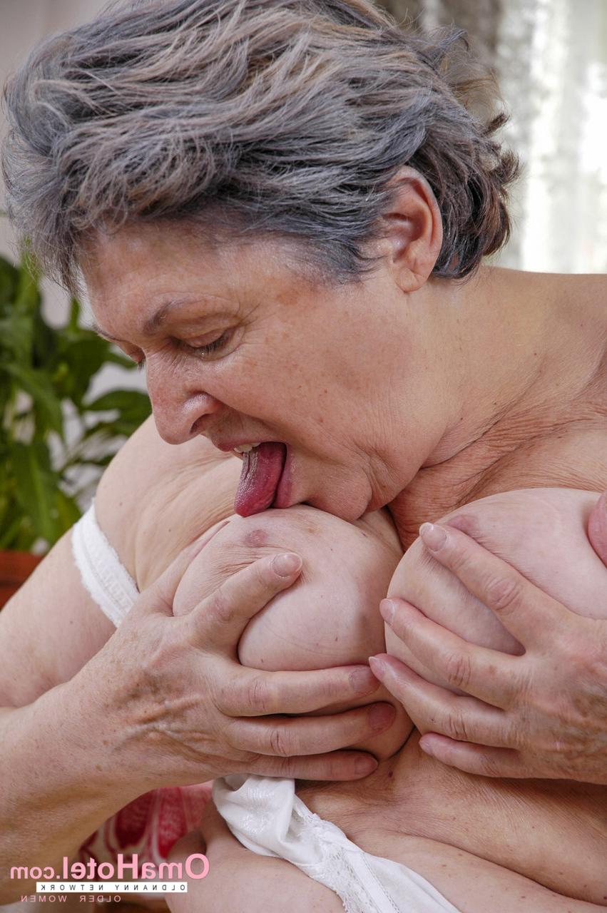 20P La abuela británica tetona Camilla Creampie usa su viejo juguete sexual mientras se masturba