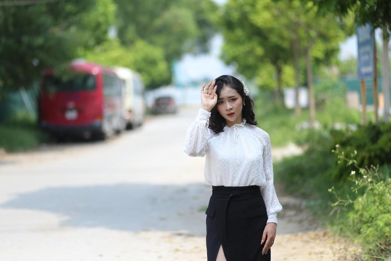 20P Dark-haired Asian babe Rosy Nhatle posing in her elegant outfit in public