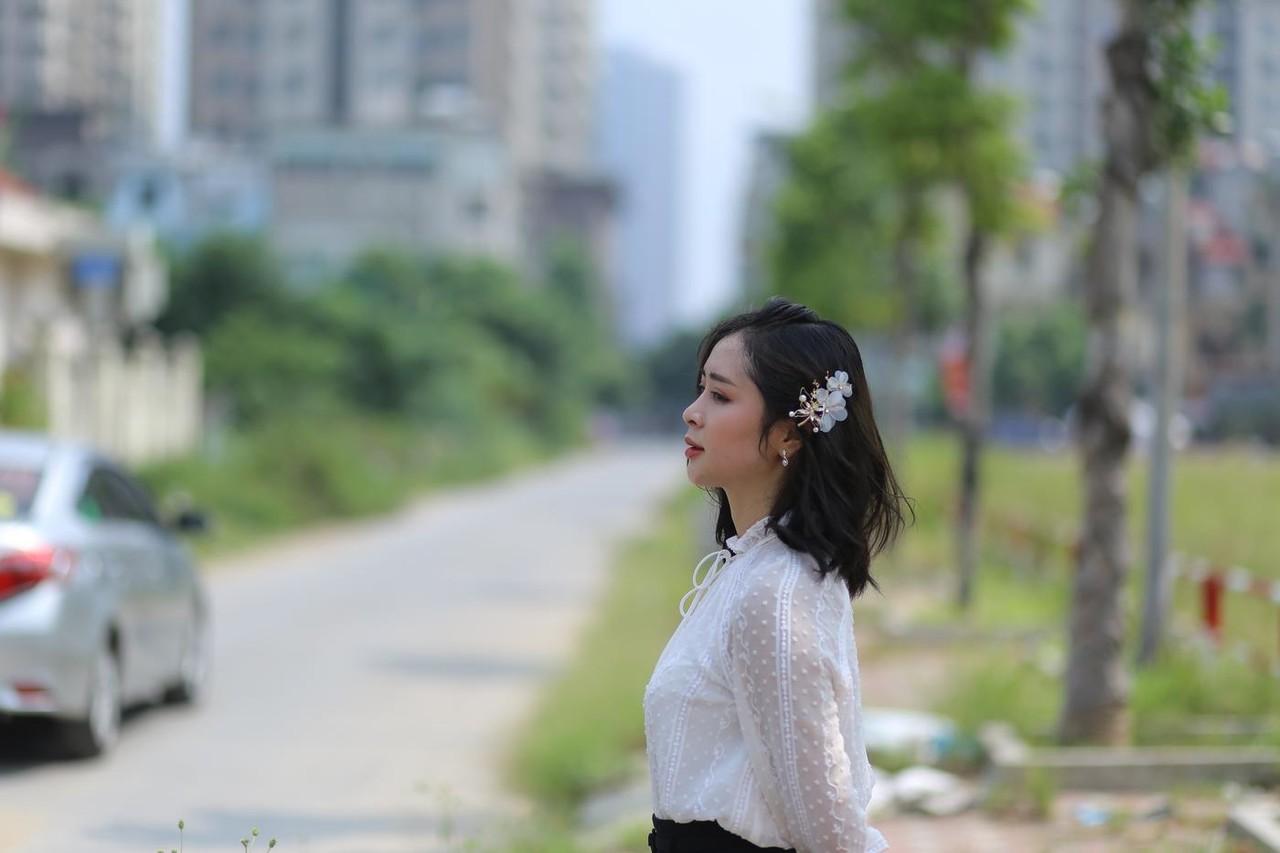 20P Dark-haired Asian babe Rosy Nhatle posing in her elegant outfit in public