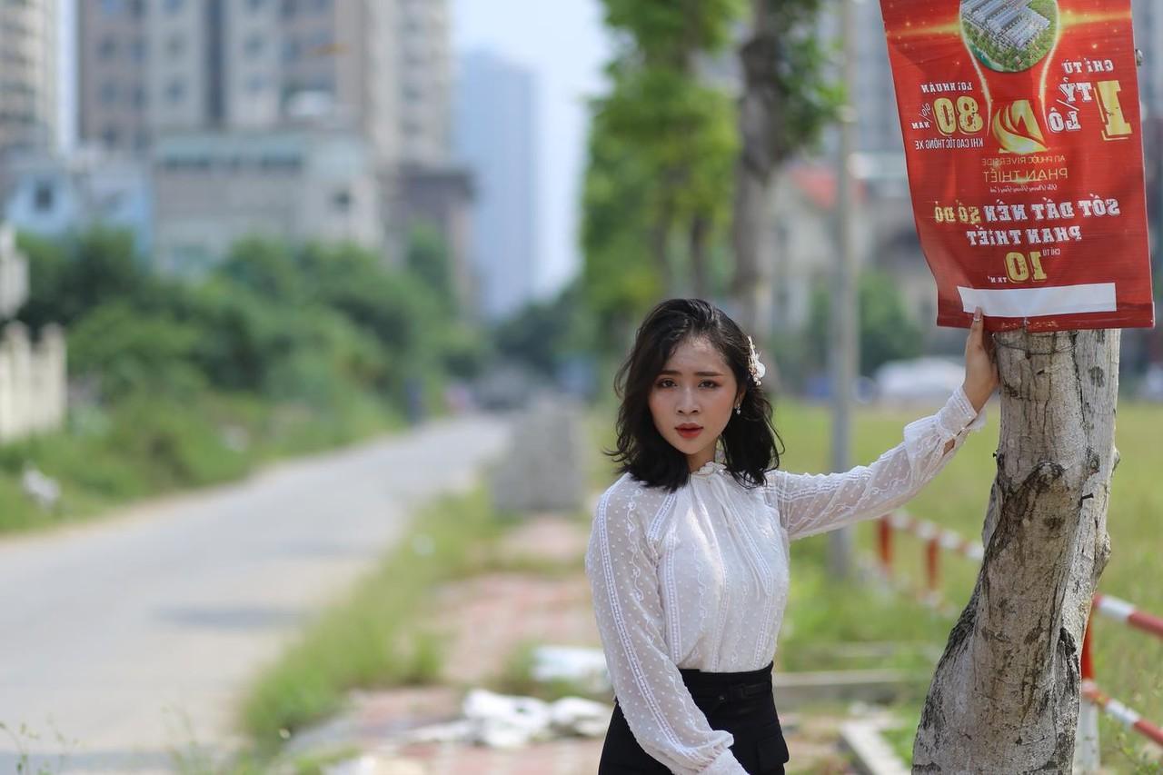 20P Dark-haired Asian babe Rosy Nhatle posing in her elegant outfit in public