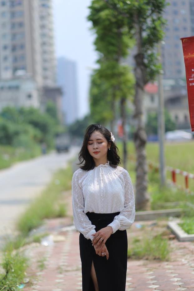 20P Dark-haired Asian babe Rosy Nhatle posing in her elegant outfit in public