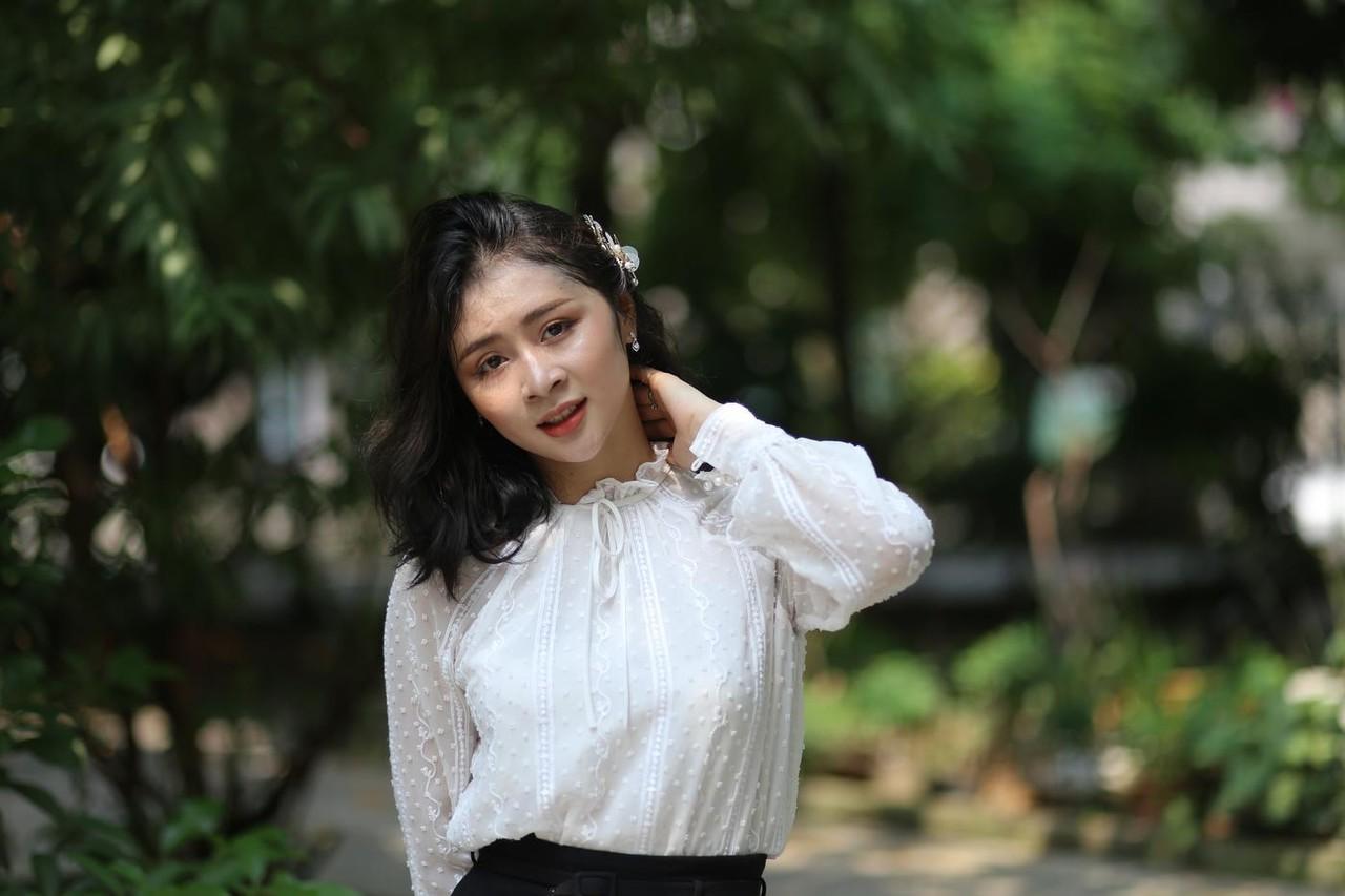20P Dark-haired Asian babe Rosy Nhatle posing in her elegant outfit in public