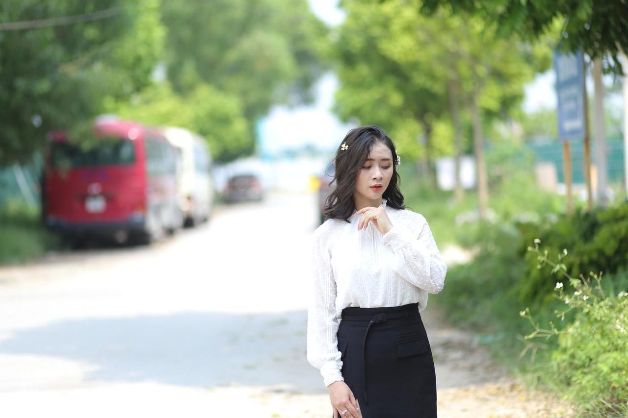 20P Dark-haired Asian babe Rosy Nhatle posing in her elegant outfit in public