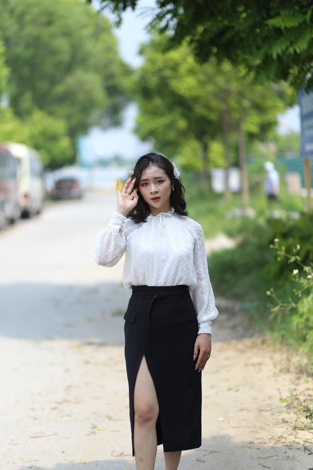 20P Dark-haired Asian babe Rosy Nhatle posing in her elegant outfit in public