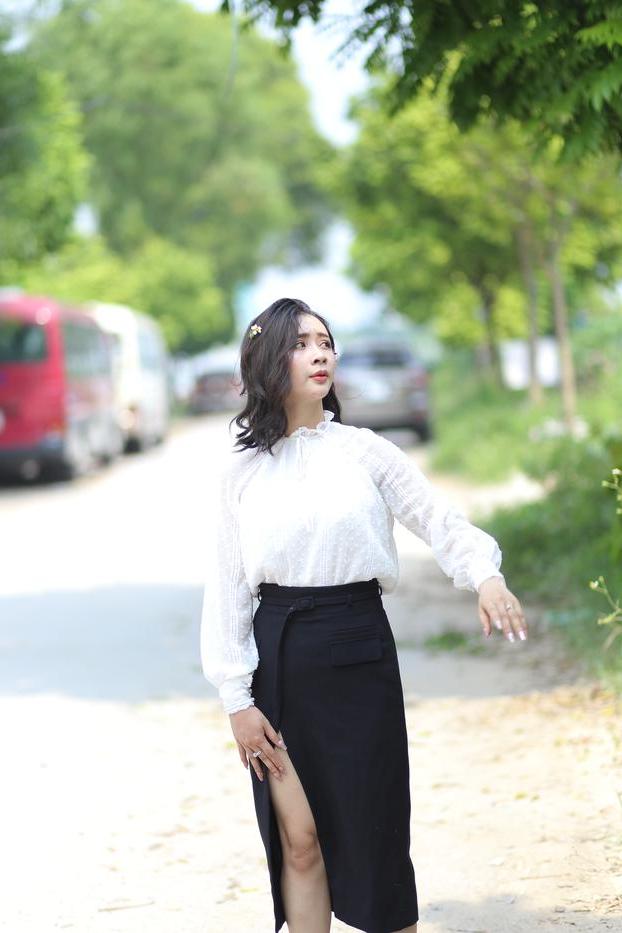 20P Dark-haired Asian babe Rosy Nhatle posing in her elegant outfit in public