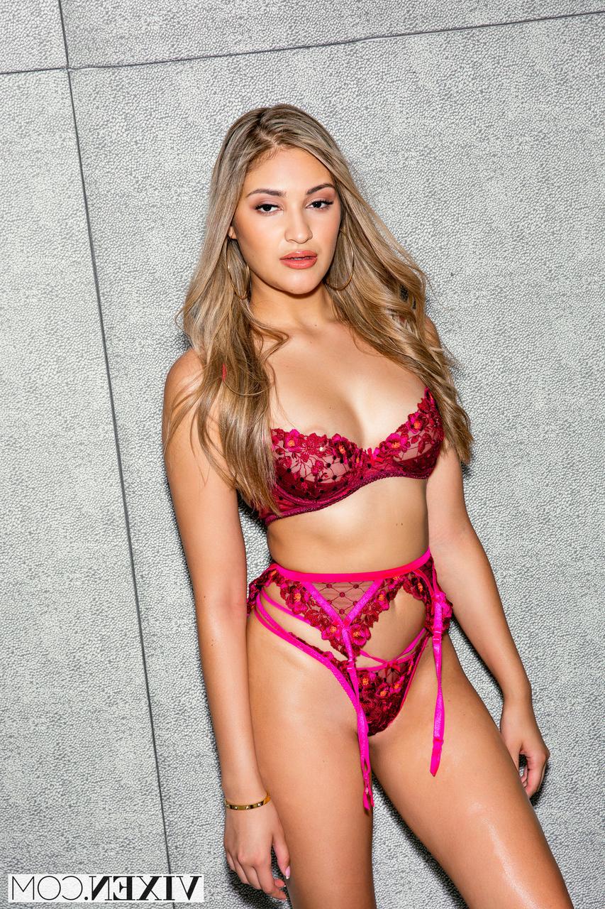 20P Pretty babe Gizelle Blanco enjoys hardcore doggystyle sex in stockings