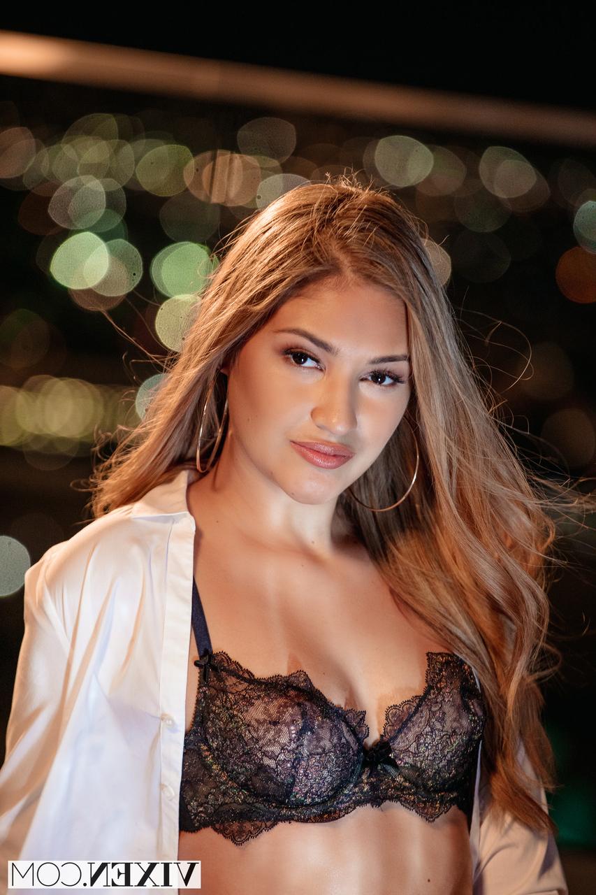 20P Pretty babe Gizelle Blanco enjoys hardcore doggystyle sex in stockings