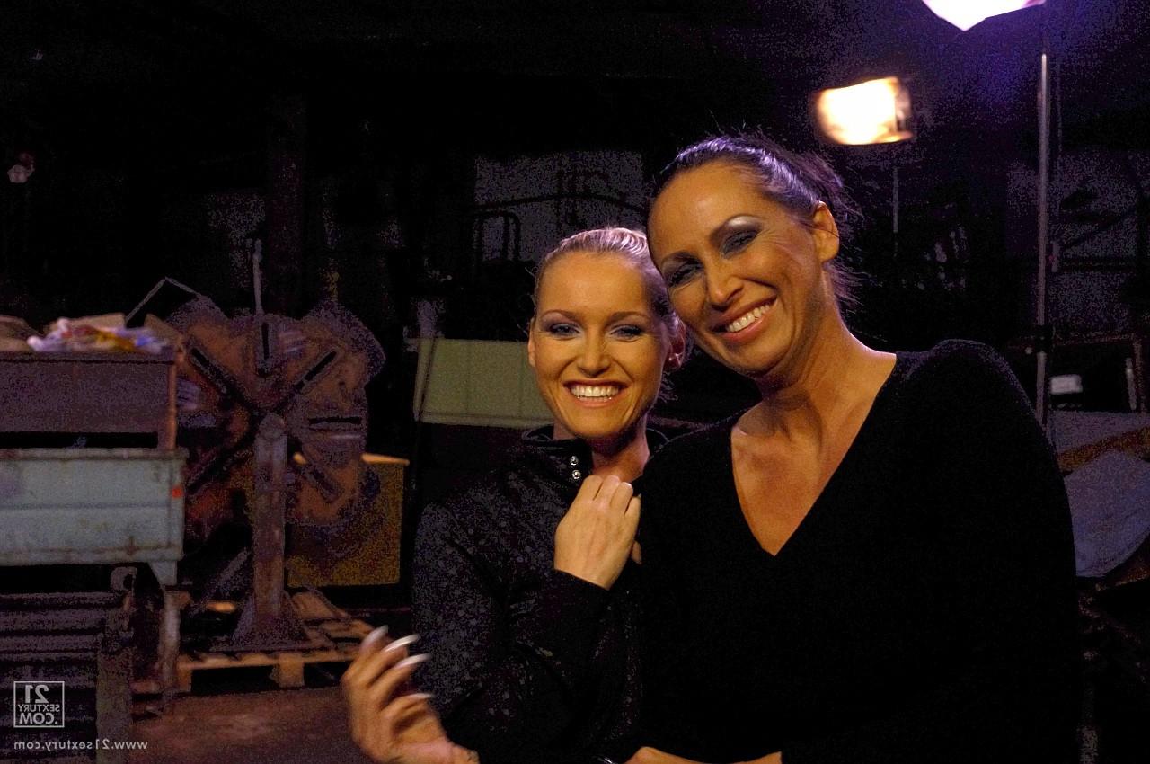 20P Les stars du porno sexy aux gros seins Mandy Bright et Kathia Nobili se font attacher et baiser.