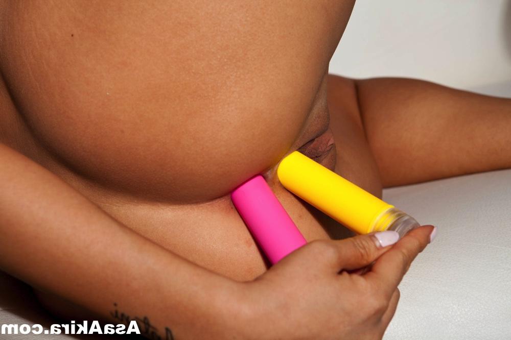 16P A garota asiática Asa Akira brinca com sua buceta e seu cu ao mesmo tempo de salto alto