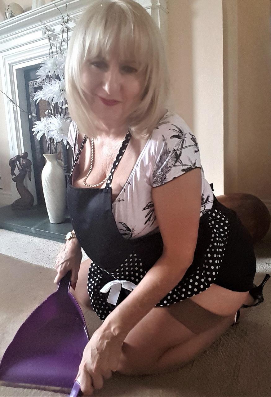 20P Ama de casa madura lorna blu se burla con una verdura grande después de quitarse las bragas