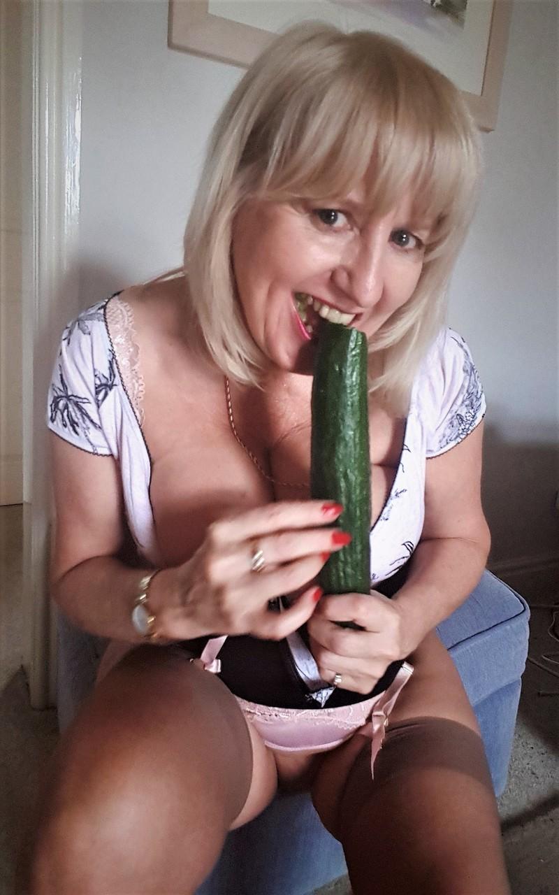 20P Ama de casa madura lorna blu se burla con una verdura grande después de quitarse las bragas